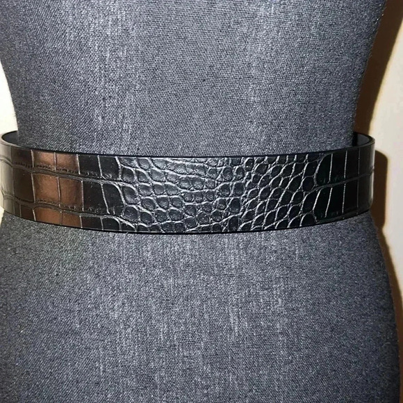 Banana Republic Women’s Black Vegan Leather Crocodile Embossed Belt - Picture 5 of 16